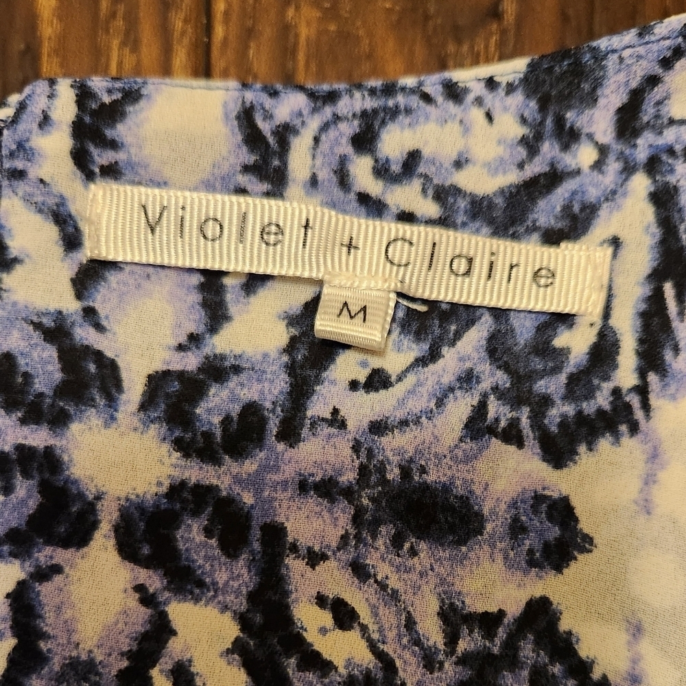 Violet & Claire Flowy Blue/White Sleeveless Top Top - Picture 5 of 8
